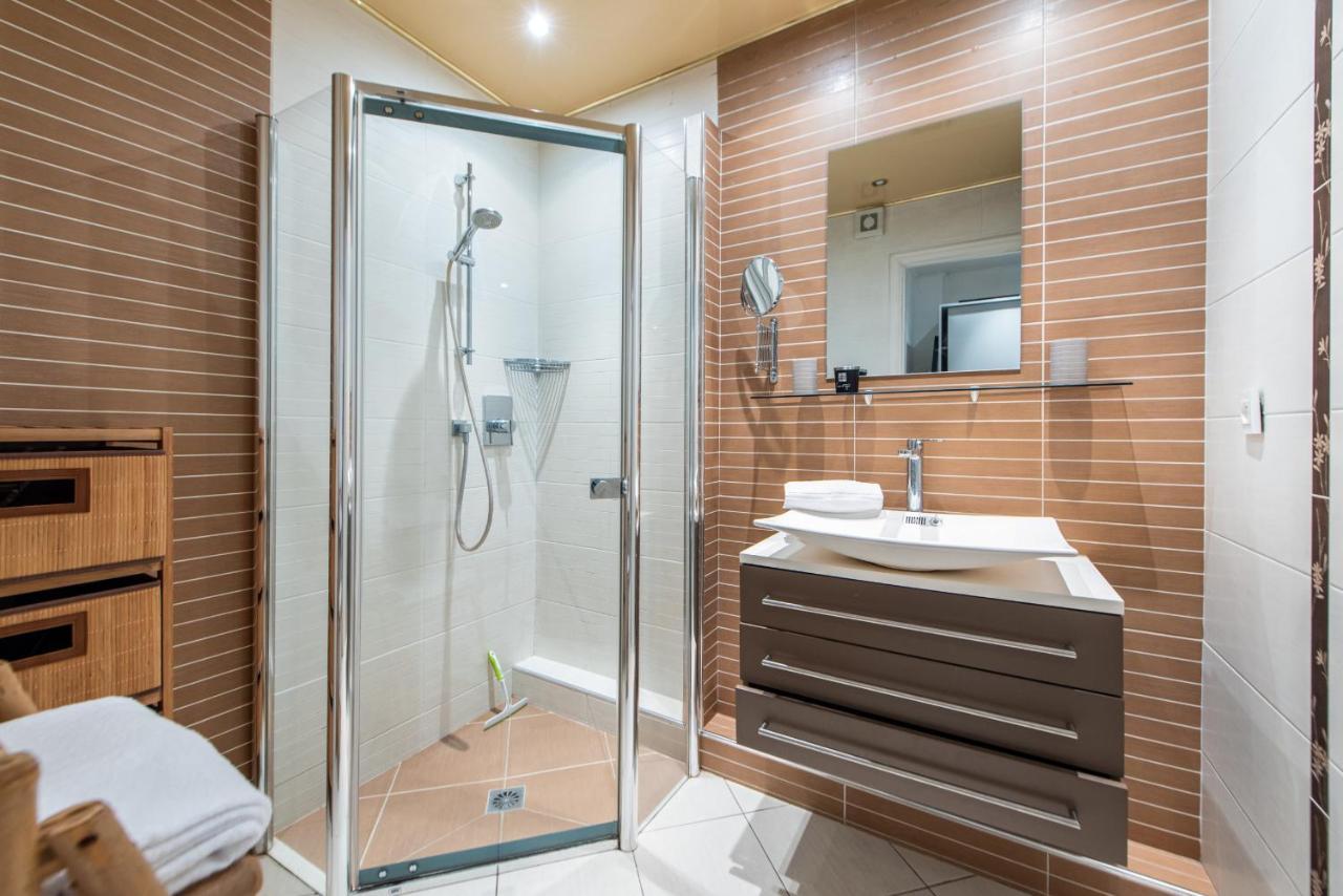 Happyfew Eros Apartment Nice Bagian luar foto